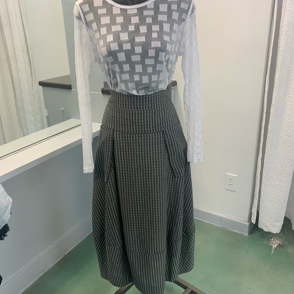 Jason line COMFY USA skirt in grey. Never worn, with tags.